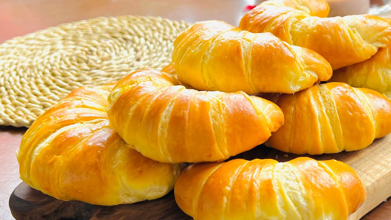 1 Take eggs, milk and flour and get to work for these delicious croissants🤤
