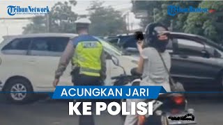 Viral Video Wanita Nekat Acungkan Jari Tengah ke Polisi karena Tak Terima Disuruh Pakai Helm