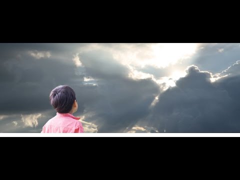 No Trono Está Um Deus video