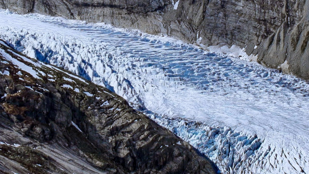 Can glaciers move large rocks?