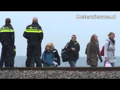 Auto rijdt tegen trein in Meeden. Dode en zwaar gewonde