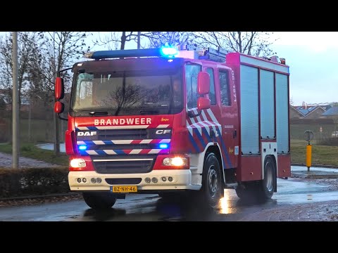 Sinterklaas en zijn zwarte pieten komen met spoed aan op de brandweerkazerne in Elburg