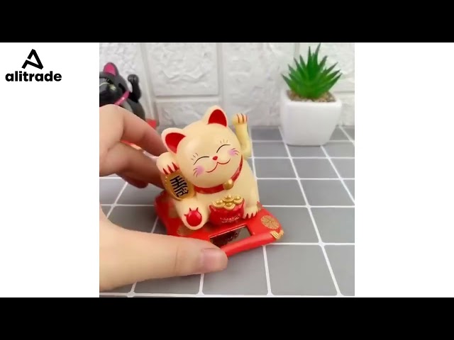 Vídeo relacionado con Lucky Cat, Mini estatua de gato japonés Maneki Neko con brazo ondeante alimentado por energía solar para la decoración del salpicadero del coche en casa(blanco)