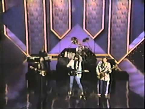 Alabama & Lionel Ritchie performing  Deep River Woman  on the 1986 Country Music Awards