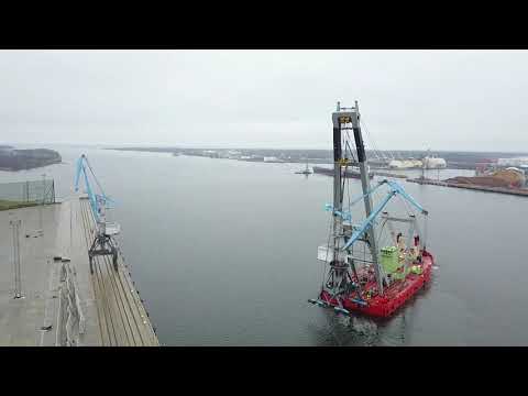Uglen 800t vessel moving Kondor portalcrane