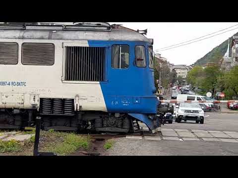 R5464 Piatra Neamț-Bacău  la bariera cu 3 vagoane!