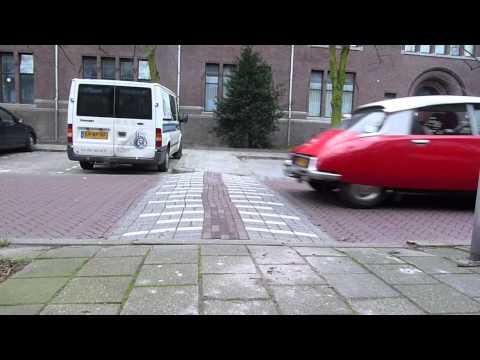 Citroen DS - hydropneumatic suspension and speed bump