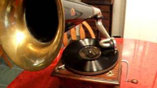 Billy Murray sings- I Wonder Who&#39;s Kissing Her Now - from 1909 on a Victor II Gramophone