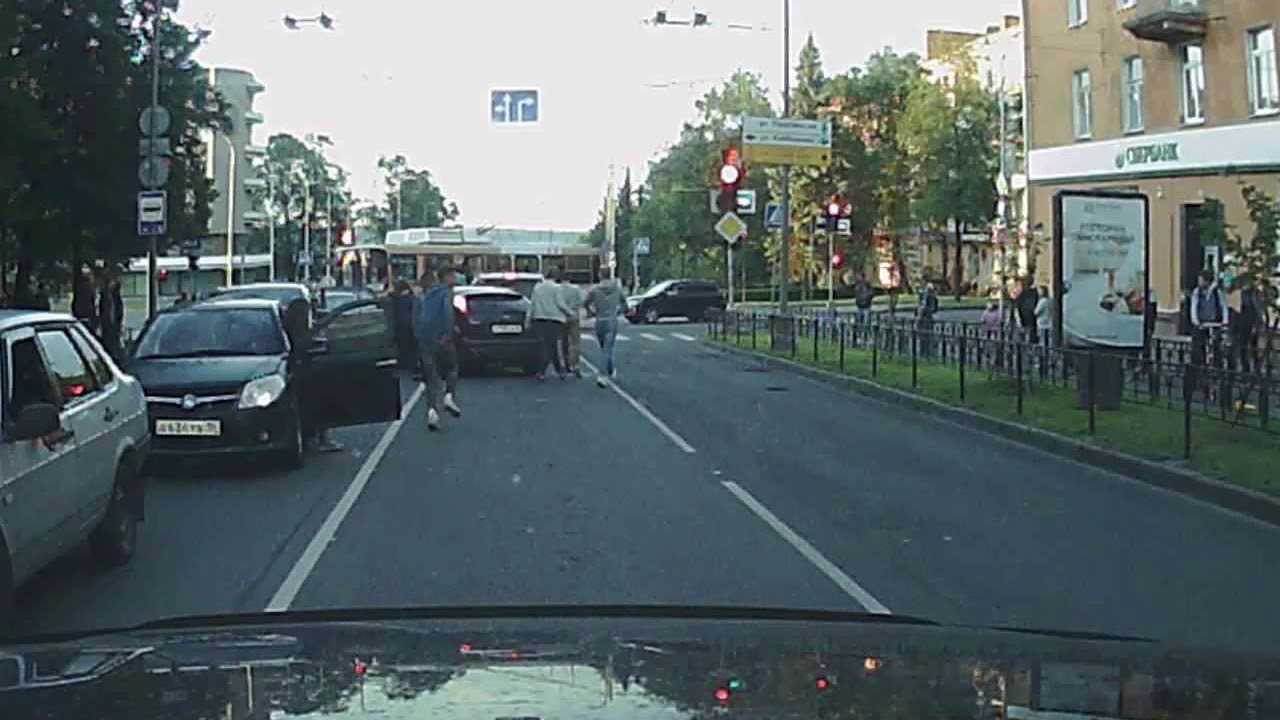 Лез в драку с водителями, которые сигналили в честь победы сборной по футболу