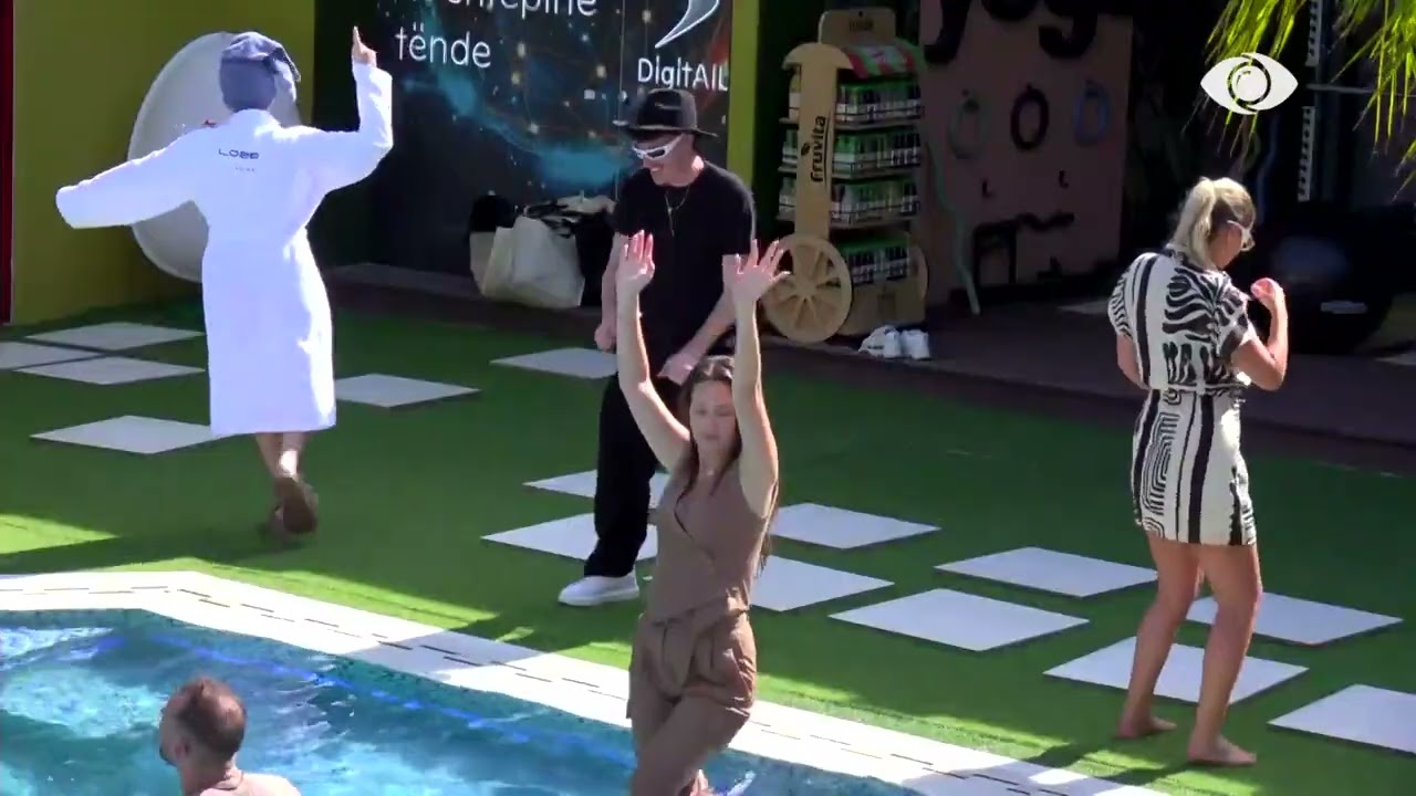 Super atmosferë në shtëpi/ Banorët kërcejnë dhe këndojnë së bashku në pishinë