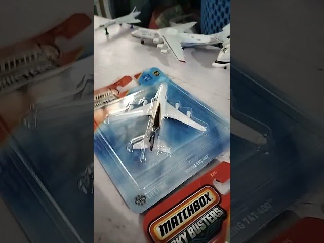 Vídeo relacionado con Matchbox Sky Busters Boeing 747-400, incluye alfombra de juego