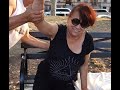 Luodong Memijat Ibu Hispanik Dewasa Di Bangku Taman