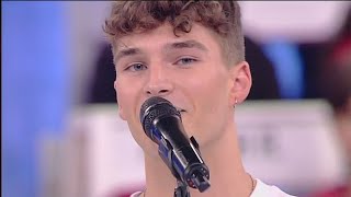 Elliot Horne: età, vita privata e origini del cantante di Amici 17