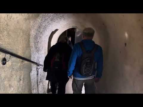 Zostup Do jaskyne – keďže som odmietol platiť za foťák tak je len toto, a tajne som fotku nechcel ￼😁