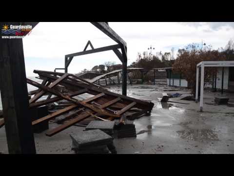 Guardavalle - La mareggiata distrugge la spiaggia due stabilimenti balneari