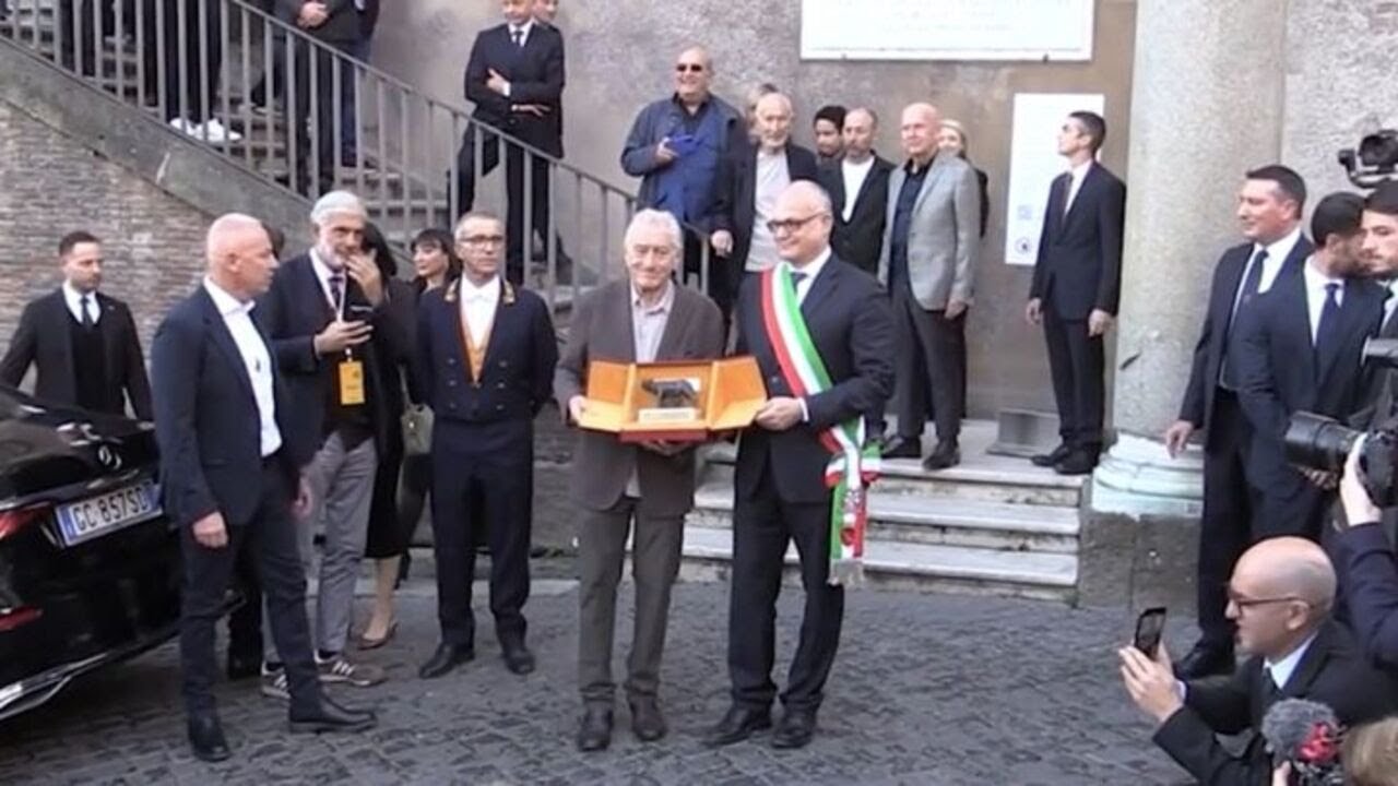Roma, Robert De Niro riceve la Lupa capitolina in Campidoglio