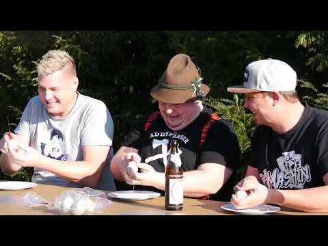 Da Addi tests the rotten thousand-year-old egg with @BobbeKabarett and @fonsedoppelhammer