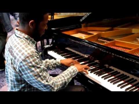 Keyboard Magazine NAMM 2013: Corey Henry @ Estonia Pianos