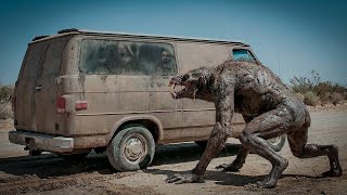 Por Noites, Van é o que Protege Jovens de Ataque Brutal de Criatura Terrível em Estrada no Deserto