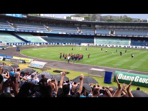 Último alentaço no Olímpico - time do Grêmio aplaude a torcida!