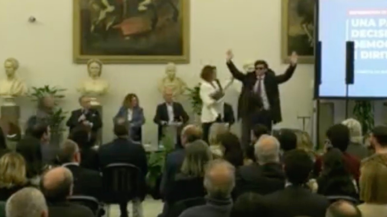 LO YOUTUBER GIANFREDI INTERROMPE L'EVENTO DEL MOVIMENTO 5 STELLE SUL REFERENDUM