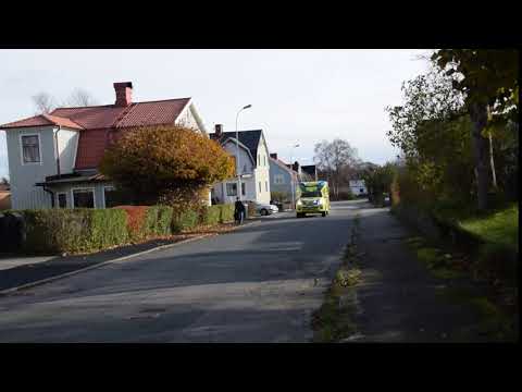 Ambulans anländer till en olycka