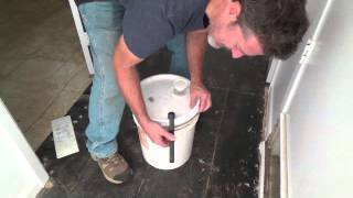 How to remove a 5 gallon bucket lid