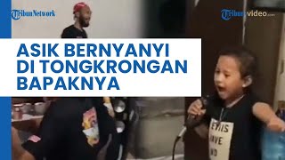 Viral, Bocah Perempuan yang Asyik Nyanyi saat Gabung Tongkrongan Bapaknya