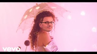 Kadr z teledysku Mateusz Morawiecki: No sory (sanah Parodia) tekst piosenki Luxior