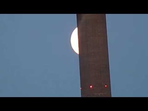 Vollmond zieht seine Bahn hinter dem Kölner Fernsehturm "Colonius"
