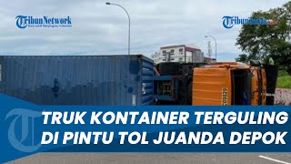 Kronologi Truk Kontainer Bermuatan Cat Terguling di Pintu Tol Juanda Depok