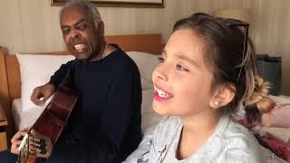 Gilberto Gil e sua neta Flor, de 10 anos, cantam a versão em inglês de “Norte da saudade”