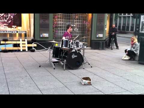 Baard Kolstad plays drums @ Karl Johan 02.07.11