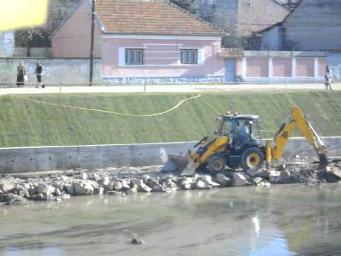 Lucrari de amenajare pe malul drept al Crisului Repede