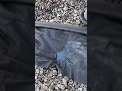 デッキの下のプラスチック対風景ファブリック。水？