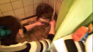 nando onder de douche