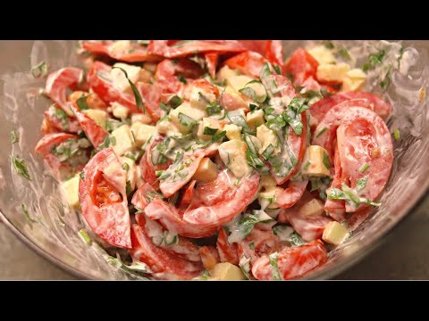 Ich werde nie müde, den Salat zu essen: einfaches Tomatensalat Rezept mit Mozzarella und Schmand