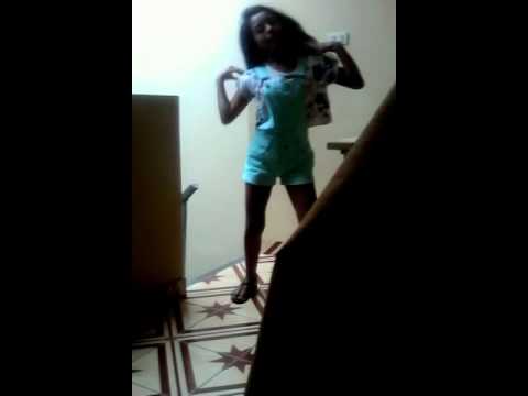 Niña de 11 años bailando show das poderosas 