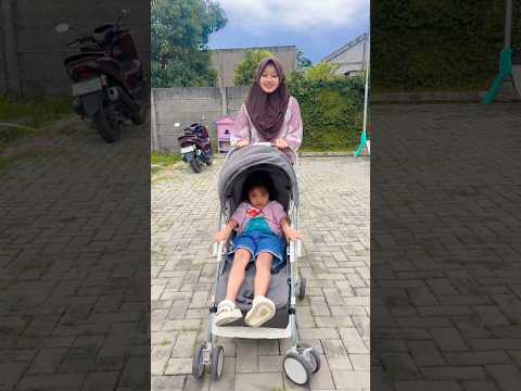 Ayu pengen naik stroller bayi 🤣