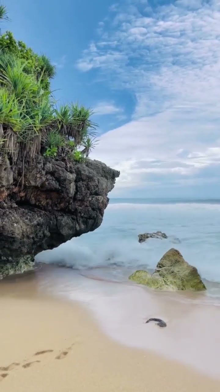 Sudah pernah mampir ke Pantai Trenggole? Hidden gem di Gunung Kidul yang bikin betah! 🌊✨