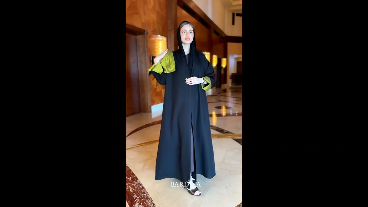 عباية سوداء بتفاصيل بارزة باللون الليموني - 60