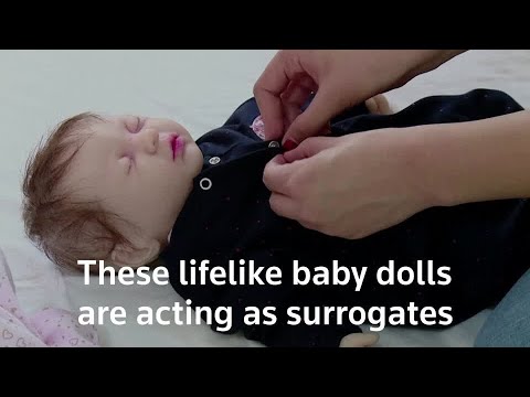 人形はイランの一部の家族のための代理の子供として機能する (Dolls act as surrogate kids for some Iranian families)