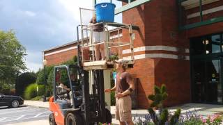 preview picture of video 'Pike's Nursery Johns Creek ALS Ice bucket fail'