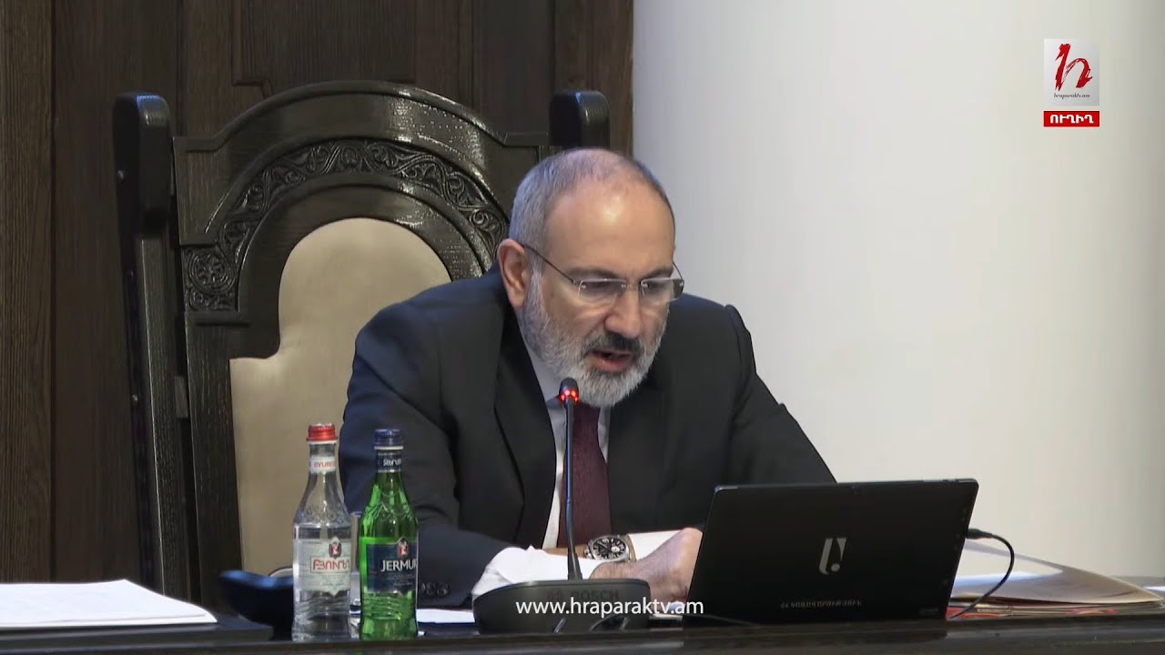 «Закон подлости», վճռական պահին երկար տողեր եկան․ Փաշինյանը ընթերցում է Մարտունիում արված ծրագրերը