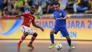 Robinho, o jogador de futsal mais rápido que você já viu.