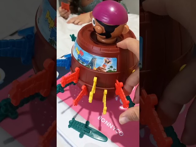 Vídeo relacionado con Bizak Salta Stitch, Salta Pirata con Stitch, Juego de acción con Tablas de Surf, (30693772)