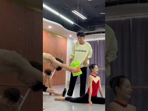Awkward teacher and troublesome male classmate.😁😁😁 #danceclass #flexibility #split