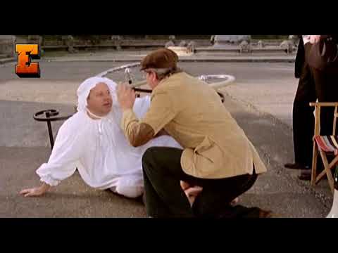 Fantozzi e i Colleghi Replicano la Scena delle Scale della Corazzata Kotiomkin 😅