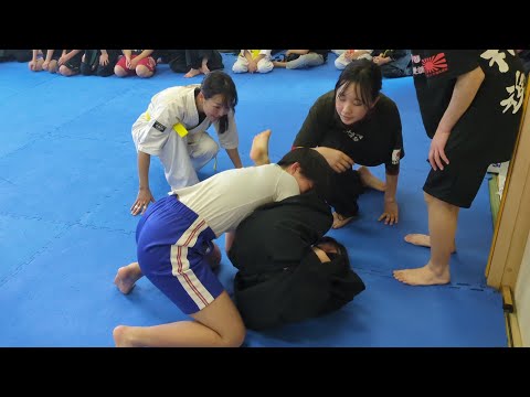女子柔術スパーリング先輩に挑戦