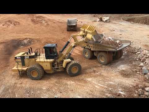 Caterpillar 992G Wheel Loader Loading Caterpillar Dumpers - Kivos Atevee